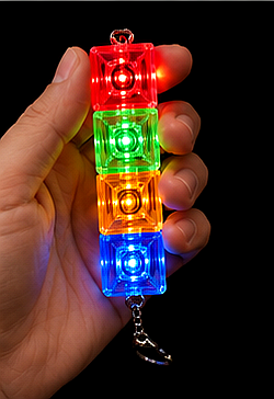 RGB LED Işıklı Küp Anahtarlık – Renk Değiştiren Şeffaf Mini Dekor Işık