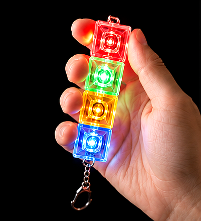 RGB LED Işıklı Küp Anahtarlık – Renk Değiştiren Şeffaf Mini Dekor Işık
